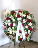 Corona funeraria rosas rojas lilium blanco