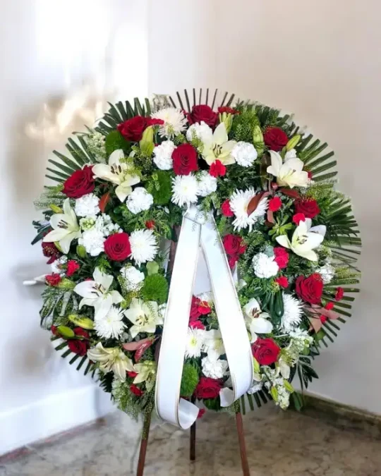 Corona funeraria rosas rojas lilium blanco